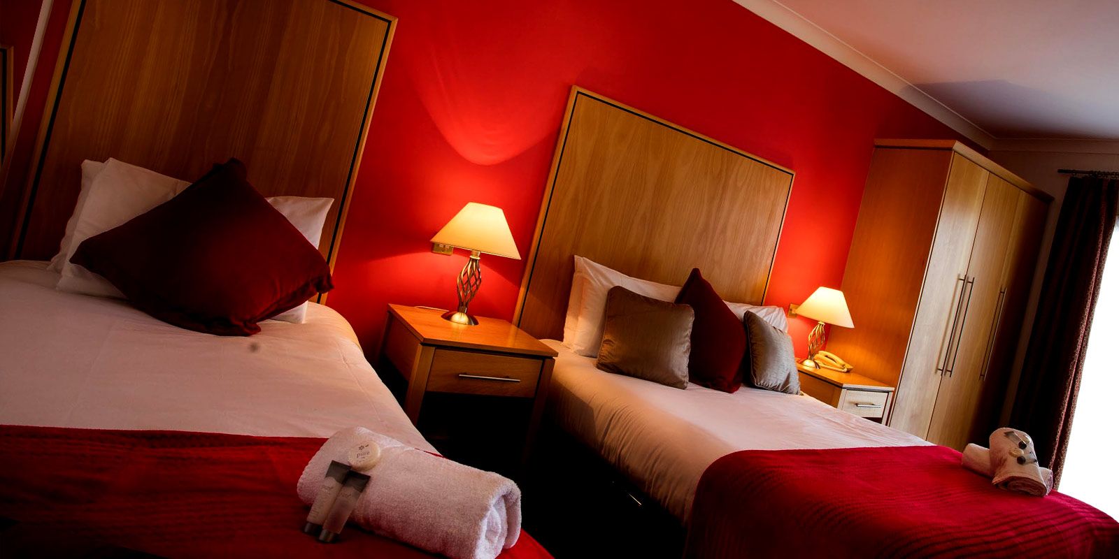 Hotel-Bedrooms-at-Redbarn
